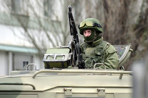 Lính Nga thu gom vũ khí ở khu vực Crimea của Ukraine 
