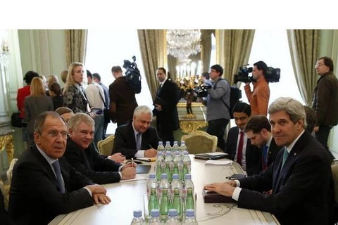Ngoại trưởng Nga Sergei Lavrov (trái) có cuộc gặp với người đồng cấp Mỹ John Kerry (phải). (Nguồn: AFP/TTXVN)