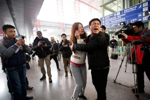 Người nhà hành khách trên chuyến máy bay mất tích tại sân bay ở Bắc Kinh (Ảnh: Reuters)