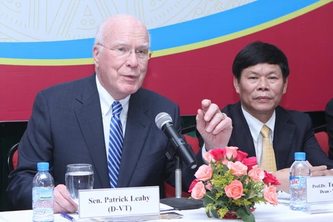 Chủ tịch Thường trực Thượng viện Mỹ Patrick Leahy giao lưu với sinh viên Khoa Luật, Trường Đại học Quốc gia Hà Nội. (Ảnh: Phương Hoa - TTXVN)