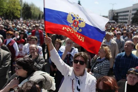 Người biểu tình tuần hành trên đường phố ở Donetsk ngày 27/4. (Nguồn: AFP/TTXVN)