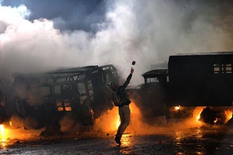 Người biểu tình xung đột với cảnh sát ở trung tâm thủ đô Kiev ngày 20/1.(Nguồn: AFP/ TTXVN)