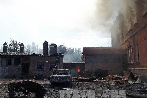 Hiện trường đổ nát sau các vụ xung đột giữa người biểu tình và quân đội Ukraine tại Slavyansk, đông nam Ukraine ngày 8/6. (Ảnh: AFP/TTXVN)