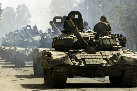 Kiev: Một đoàn 32 chiếc xe tăng đang từ Nga tiến vào Ukraine 