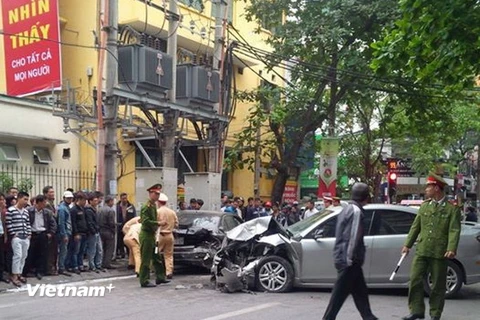 [Video] Tai nạn nghiêm trọng trước Viện Mắt Trung ương ở Hà Nội