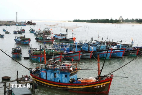 Quảng Trị: Cứu hộ an toàn 6 thuyền viên bị sóng đánh chìm tàu 