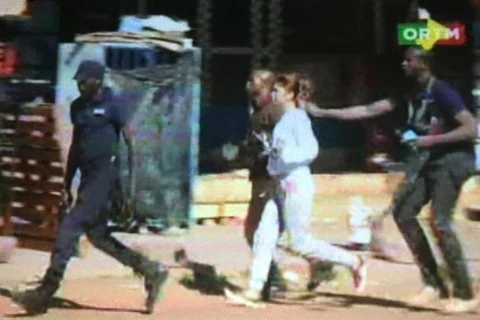 Hình ảnh trên truyền hình Mali cho thấy lính đặc nhiệm đang đưa con tin ra khỏi khu vực khách sạn (Ảnh: Reuters)