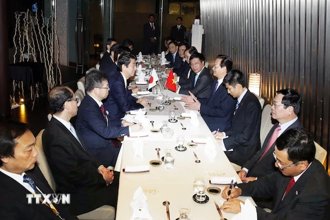 Thủ tướng Nguyễn Tấn Dũng gặp Thủ tướng Nhật Bản Shinzo Abe, bên lề Hội nghị cấp cao ASEAN 27 và các Hội nghị cấp cao liên quan, diễn ra từ ngày 21 đến 22/11/2015. (Ảnh: Đức Tám/TTXVN)