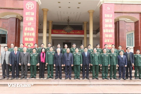 Tổng Bí thư Nguyễn Phú Trọng, Bí thư Quân uỷ Trung ương và các đại biểu với cán bộ, chiến sĩ Bộ Tư lệnh Thủ đô Hà Nội. (Ảnh: Trí Dũng​/TTXVN)