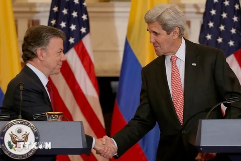 Ngoại trưởng Mỹ John Kerry (phải) và Tổng thống Colombia Juan Manuel Santos (trái) tại cuộc họp báo ở Washington. (Ảnh: AFP/TTXVN)