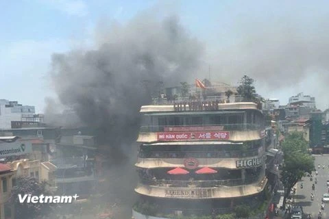 Hiện trường vụ cháy gần Hồ Gươm (Ảnh: Lê Minh Sơn/Vietnam+)