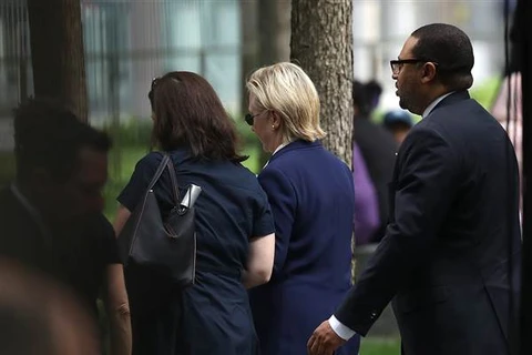 Bà Hillary Clinton rời sự kiện tưởng niệm 11/9 ở New York và phải có nhân viên dìu ra xe (Ả​nh: Getty Images)