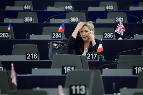 [Mega Story] Làn sóng cực hữu châu Âu suy yếu vì bà Le Pen thất bại