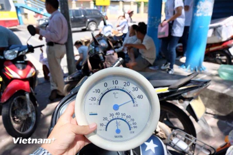 Thời tiết nắng nóng tới 40 độ C trong ngày 1/7 đã ảnh hưởng lớn tới sức khỏe của các thí sinh. (Ảnh: Sơn Bách/Vietnam+)