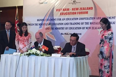 Hai Bộ trưởng ký kết hợp tác giáo dục. (Ảnh: Đại sứ quán New Zealand)