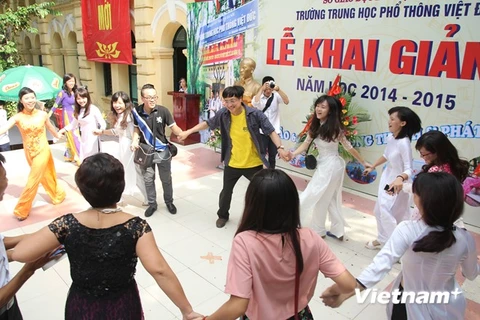 Thầy Hiệu trưởng Nguyễn Quốc Bình nhảy hiphop với học sinh trong lễ khai giảng năm 2014. (Ảnh: Lê Minh Sơn/Vietnam+)