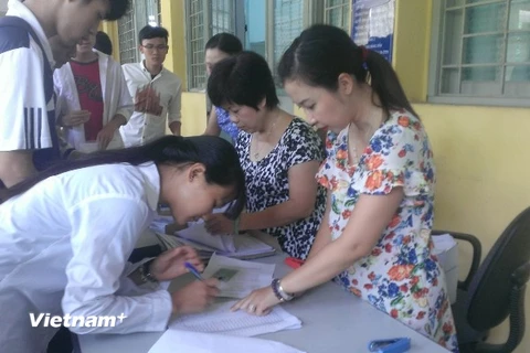 Thí sinh xếp hàng xin rút hồ sơ tại Đại học Bách khoa Hà Nội.. (Ảnh: Phạm Mai/Vietnam+)