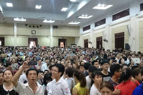 Hình ảnh ấn tượng tại Đại học Kinh tế quốc dân khi hàng nghìn thí sinh, phụ huynh chờ đợi điểm chuẩn dự kiến ngày 20/8. (Ảnh: CTV/Vietnam+)