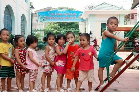 Giờ sinh hoạt ngoài trời của học sinh trường Mầm non Văn Khê, Hà Đông, Hà Nội. (Ảnh: Mai Hiên/Vietnam+)
