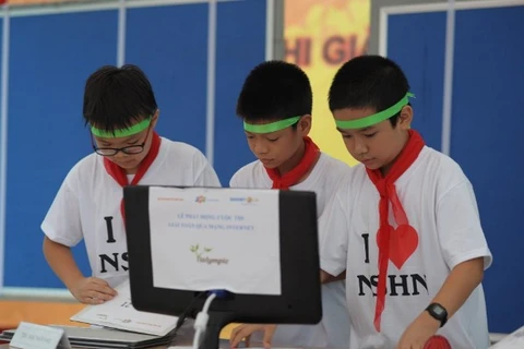 Các em học sinh tham gia giải toán qua mạng ngay trong ngày khai mạc. (Ảnh: Đại học FPT)