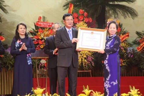 Phó Chủ tịch nước Nguyễn Thị Doan trao Huân chương Độc lập hạng nhất cho Bộ Giáo dục và Đào tạo. (Ảnh: CTV/Vietnam+)