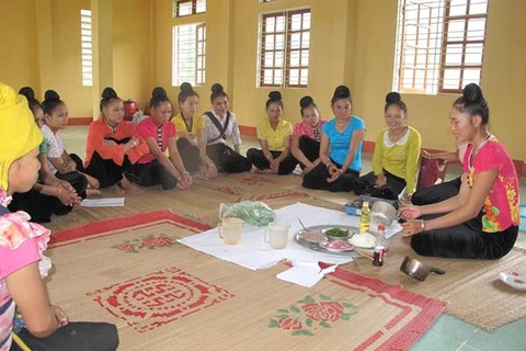 Các bà mẹ dân tộc Thái xã Hát Lìu cùng nhau học cách phòng bệnh và chế độ dinh dưỡng cho con. (Ảnh: MT/Vietnam+)