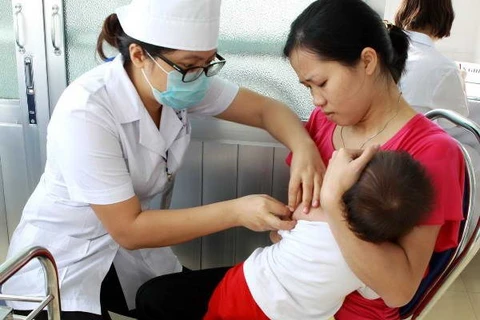 Tiêm chủng cho trẻ nhỏ tại quận Hai Bà Trưng, Hà Nội. (Ảnh: Dương Ngọc/TTXVN)