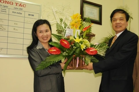 Lãnh đạo Đại học Thái Nguyên chúc mừng giáo sư Nguyễn Thị Thanh Nhàn. (Ảnh: Đại học Thái Nguyên)