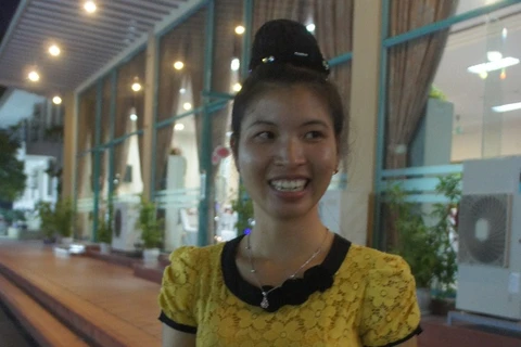 Cô Chiển rất vui khi là một trong 64 gương mặt giáo viên vùng khó tiêu biểu được tuyên dương tại Hà Nội năm nay. (Ảnh: CTV/Vietnam+)