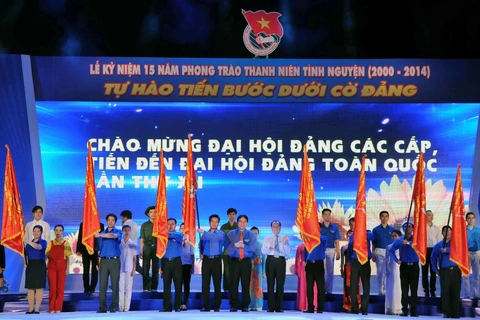 Trung ương Đoàn trao cờ thi đua cho các đơn vị xuất sắc. (Ảnh: An Hiếu/TTXVN)