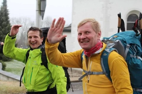Anh Simon và Christoph trên hành trình đi bộ xuyên Âu-Á. (Ảnh: Nhân vật cung cấp)