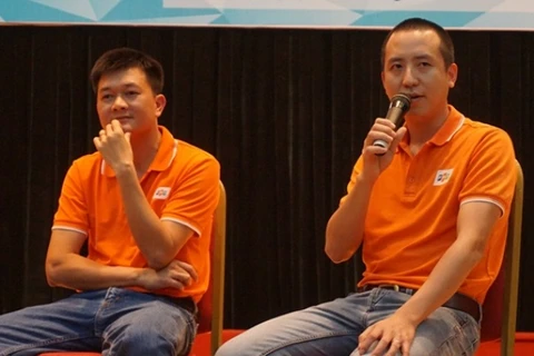 Theo anh Nguyễn Quang Hưng (bên phải) thì điểm yếu của sinh viên là ngoại ngữ kém, thiếu tự tin và thiếu kỹ năng mềm. (Ảnh: FPT)
