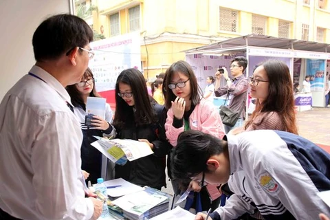 Đông đảo học sinh, sinh viên đến tìm hiểu thông tin tại các gian hàng của các trường tại Triển lãm Giáo dục Đài Loan. (Ảnh: Lê Doãn Đức/Việt Nam+)