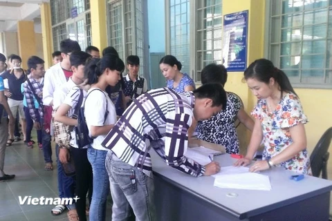 Thí sinh xếp hàng dài để rút hồ sơ trong đợt xét tuyển đại học năm 2015. (Ảnh: PM/vietnam+)