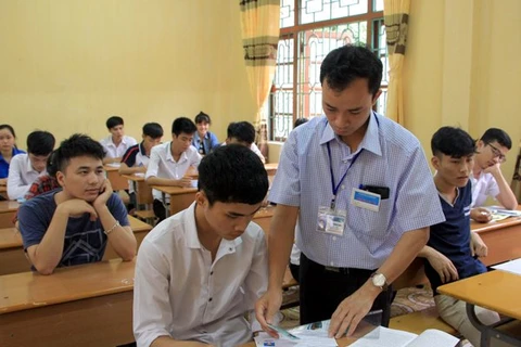 Thí sinh làm thủ tục dự thi tại điểm thi Đại học Nông lâm, Bắc Giang. (Ảnh: Đồng Thuý/TTXVN)