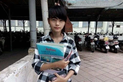 Thí sinh Nguyễn Thị Thanh Trà rời phòng thi khá sớm. (Ảnh: Sơn Bách/Vietnam+)