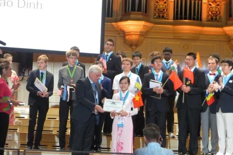 Ban tổ chức cuộc thi Olympic Vật lý quốc tế 2016 trao giải cho em Đinh Thị Hương Thảo. (Ảnh: Bộ Giáo dục và Đào tạo)