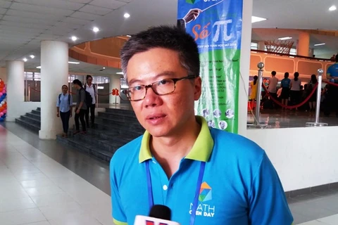 Giáo sư Ngô Bảo Châu chia sẻ với báo chí bên lề chương trình Ngày hội toán học mở. (Ảnh: Phạm Mai/Vietnam+)