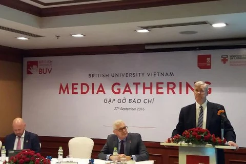 Hiệu trưởng Đại học Anh quốc Việt Nam Graeme Davies chia sẻ thông tin tại buổi gặp gỡ báo chí. (Ảnh: PM/Vietnam+)