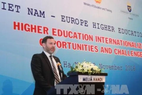 Ông Tom Corrie, Phó Trưởng Phái đoàn Liên minh Châu Âu (EU) tại Việt Nam phát biểu tại diễn đàn. (Ảnh: Quý Trung/TTXVN)