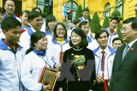 Phó Chủ tịch nước Đặng Thị Ngọc Thịnh gặp gỡ các thầy cô giáo. (Ảnh: Nguyễn Dân/TTXVN)