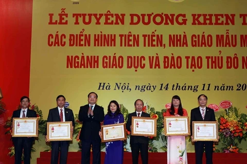 Bí thư Thành ủy Thành phố Hà Nội Hoàng Trung Hải trao Huân chương Độc lập và Huân chương Lao động cho các tập thể, cá nhân có nhiều thành tích xuất sắc trong những năm học vừa qua. Ảnh: Quý Trung – TTXVN