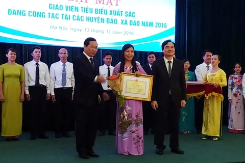 Nguyễn Thị Bích Thủy nhận bằng khen của Bộ Giáo dục và Đào tạo. (Ảnh: Phạm Mai/Vietnam+)