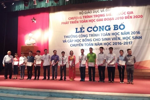 Ban tổ chức trao thưởng cho các giảng viên và học bổng cho các sinh viên, học sinh xuất sắc. (Ảnh: PM/Vietnam+)