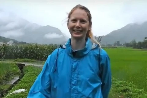 Sinh viên Australia trải nghiệm tại Việt Nam. (Ảnh chụp từ clip)