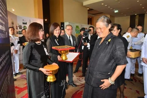 Cô giáo Phan Thị Nữ (ngoài cùng bên trái) giới thiệu với Công chúa Thái Lan về những hoạt động tại Việt Nam (Ảnh: Bộ GD)