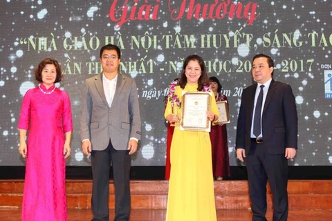 Đại diện Sở Giáo dục và Đào tạo Hà Nội trao giải thưởng Nhà giáo Hà Nội tâm huyết sáng tạo. (Ảnh: Quý Trung/TTXVN)