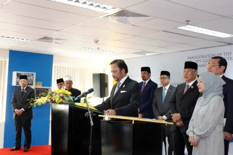 Quốc vương Brunei thăm Trung tâm hợp tác tiếng Anh giữa Đại học Quốc gia Brunei và Đại học FPT. (Ảnh: FPT) 