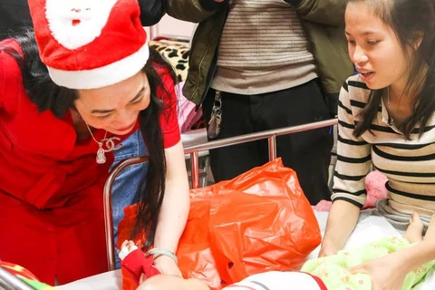 Giáng sinh yêu thương cho trẻ em ở Bệnh viện Nhi Trung ương 