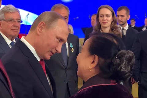 Tổng thống Nga Putin trao giải thưởng Puskin cho phó giáo sư Nguyễn Tuyết Minh. (Ảnh: Nhân vật cung cấp)